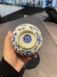 Vase de forme bouteille &agrave; d&eacute;cor d'un ph&eacute;nix en porcelaine de Chine 'Bleu de Hue' pour le Vietnam, marque Tho, 19&egrave;me