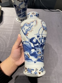 Paire de vases en porcelaine de Chine en bleu, blanc et rouge de cuivre, marque de Kangxi, 19&egrave;me