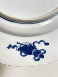 Plat en porcelaine de Chine en bleu et blanc &agrave; d&eacute;cor figuratif, marque et &eacute;poque de Kangxi