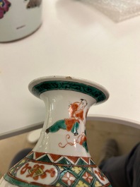 Une paire de plats en porcelaine de Chine famille verte et trois vases en famille rose et verte, 19/20&egrave;me