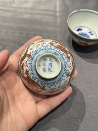 Een collectie Chinese famille rose, grisaille en ijzerrode koppen en kommen, 19/20e eeuw
