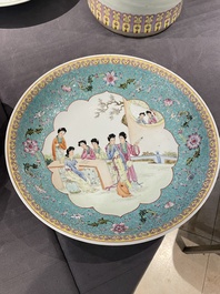 Paire de plats en porcelaine de Chine famille rose &agrave; d&eacute;cor de dames dans un jardin, marque de Qianlong, 20&egrave;me