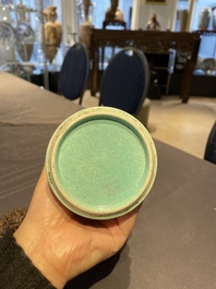 Een Chinese famille rose vaas met turquoise fondkleur met opengewerkt houten deksel en sokkel, 1e helft 19e eeuw