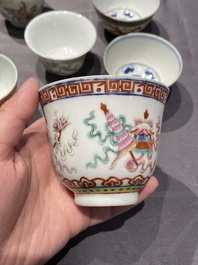 Een collectie Chinese famille rose, grisaille en ijzerrode koppen en kommen, 19/20e eeuw