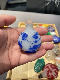 Une collection vari&eacute;e de tabati&egrave;res en jade, pierres dures et verre, Chine, 19/20&egrave;me