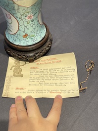 Een Chinese famille rose vaas met turquoise fondkleur met opengewerkt houten deksel en sokkel, 1e helft 19e eeuw
