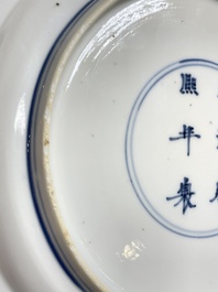 Plat en porcelaine de Chine en bleu et blanc &agrave; d&eacute;cor figuratif, marque et &eacute;poque de Kangxi
