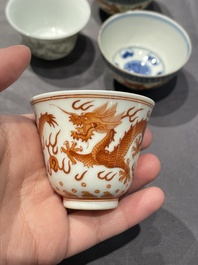 Een collectie Chinese famille rose, grisaille en ijzerrode koppen en kommen, 19/20e eeuw