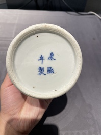 Paire de vases en porcelaine de Chine en bleu, blanc et rouge de cuivre, marque de Kangxi, 19&egrave;me