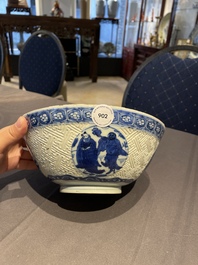Een Chinese blauw-witte 'Shou Lao' kom met gekerfde buitenwand, Chenghua merk, Wanli