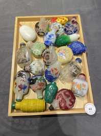 Une collection vari&eacute;e de tabati&egrave;res en jade, pierres dures et verre, Chine, 19/20&egrave;me