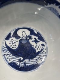 Een Chinese blauw-witte 'Shou Lao' kom met gekerfde buitenwand, Chenghua merk, Wanli
