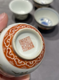 Een collectie Chinese famille rose, grisaille en ijzerrode koppen en kommen, 19/20e eeuw
