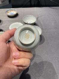 Een collectie Chinese famille rose, grisaille en ijzerrode koppen en kommen, 19/20e eeuw