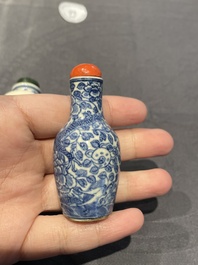 Cinq tabati&egrave;res en porcelaine de Chine en bleu et blanc, 19/20&egrave;me