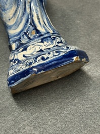 Rare Vierge &agrave; l'Enfant en fa&iuml;ence de Delft en bleu et blanc, dat&eacute;e 1738