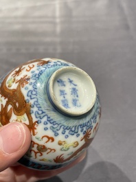 Een collectie Chinese famille rose, grisaille en ijzerrode koppen en kommen, 19/20e eeuw