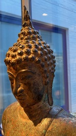 Een grote Thaise deels vergulde bronzen Boeddha, wellicht Sukhotai periode, 15e eeuw