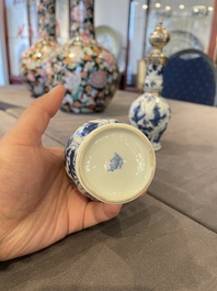 Paire de vases en porcelaine de Chine en bleu et blanc aux montures en argent hollandais, Kangxi