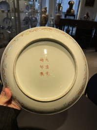 Een paar Chinese famille rose schotels, Guangxu merk en periode