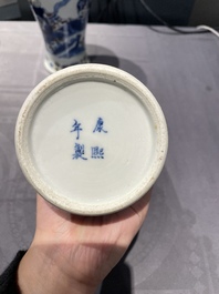 Paire de vases en porcelaine de Chine en bleu, blanc et rouge de cuivre, marque de Kangxi, 19&egrave;me