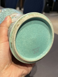 Een Chinese famille rose vaas met turquoise fondkleur met opengewerkt houten deksel en sokkel, 1e helft 19e eeuw