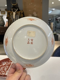 Een paar Chinese koraalrode 'bamboe' borden en een famille verte schotel met een pioen, 19/20e eeuw