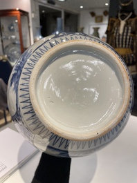 Een paar Japanse blauw-witte Arita potten met floraal decor, Edo, eind 17e eeuw