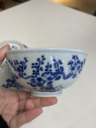 Een paar Chinese blauw-witte 'Drie vrienden van de winter' kommen, Guangxu merk en periode