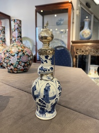 Paire de vases en porcelaine de Chine en bleu et blanc aux montures en argent hollandais, Kangxi