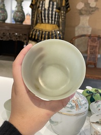 Een paar Chinese kommen in lichte celadon jade, 19e eeuw