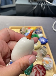 Une collection vari&eacute;e de tabati&egrave;res en jade, pierres dures et verre, Chine, 19/20&egrave;me