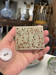 Plaque ajour&eacute;e en jade c&eacute;ladon p&acirc;le &agrave; d&eacute;cor de cinq gar&ccedil;ons jouant, Chine, Ming