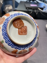Een collectie Chinese famille rose, grisaille en ijzerrode koppen en kommen, 19/20e eeuw