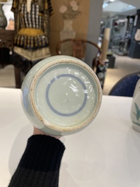 Cinq vases en porcelaine de Chine famille rose et verte, 19/20&egrave;me