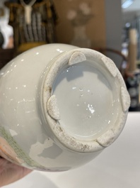 Cinq vases en porcelaine de Chine famille rose et verte, 19/20&egrave;me