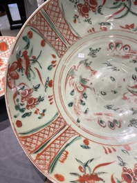 Drie Chinese blauw-witte en wucai Swatow schotels, Ming