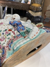 Bouddha en porcelaine de Chine famille rose, marque de Zhu Mao Ji Zao 朱茂記造, R&eacute;publique