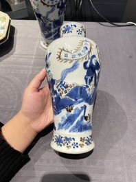 Paire de vases en porcelaine de Chine en bleu, blanc et rouge de cuivre, marque de Kangxi, 19&egrave;me