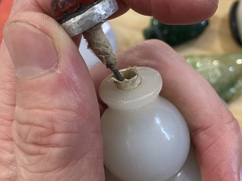 Negen Chinese snuifflessen in jade, hardsteen en glas, 19/20e eeuw