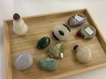 Negen Chinese snuifflessen in jade, hardsteen en glas, 19/20e eeuw