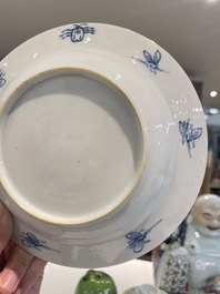 Een Japans blauw-wit bord met 'Parasoldames' naar Cornelis Pronk, Edo, 18e eeuw