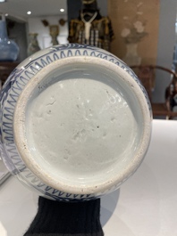 Een paar Japanse blauw-witte Arita potten met floraal decor, Edo, eind 17e eeuw