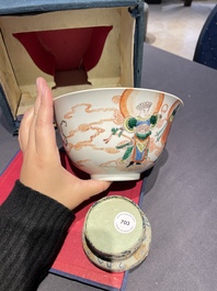 A rare Chinese famille verte 'Avalokitesvara' bowl, Da Xiong Bao Dian 大雄寶殿 mark, 19th C.