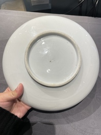 Plat en porcelaine blanc de Chine de Dehua &agrave; d&eacute;cor incis&eacute; d'une fleur de lotus, Ming
