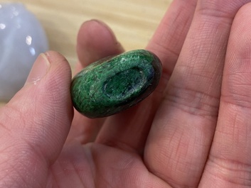 Negen Chinese snuifflessen in jade, hardsteen en glas, 19/20e eeuw