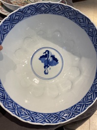 Bol en porcelaine de Chine en bleu et blanc &agrave; d&eacute;cor de lettr&eacute;es et de gar&ccedil;ons jouant, marque 'Qi Yu Bao Ding Zhi Zhen', Kangxi