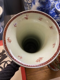 Een in Engeland overgedecoreerd Chinees blauw-wit kaststel van drie vazen, Kangxi
