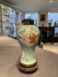 Een Chinese famille rose vaas met turquoise fondkleur met opengewerkt houten deksel en sokkel, 1e helft 19e eeuw