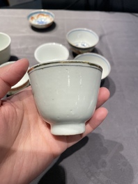 Een collectie Chinese famille rose, grisaille en ijzerrode koppen en kommen, 19/20e eeuw
